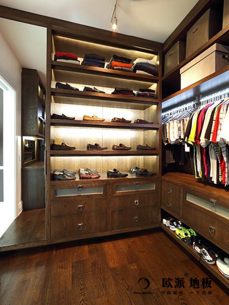 用木地板鋪裝出的衣帽間就是不同