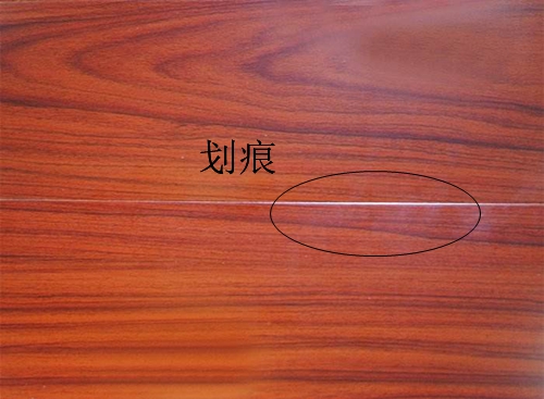 木地板出現劃痕后，李女士居然這樣做......